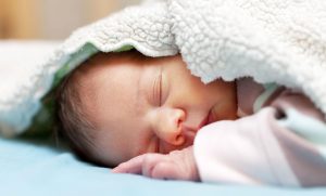 Bebeklerde uyku sorununu çözmenin bir yolu bebeğinizi her gün aynı saatte kendi odasında ve yatağında uyutmaktır.